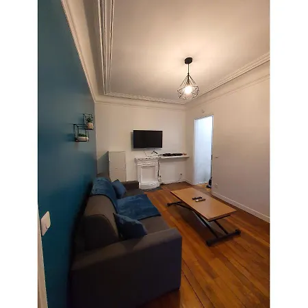 Un Authentique A Deux Pas De Paris . *