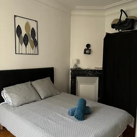 Un Authentique A Deux Pas De Paris . *