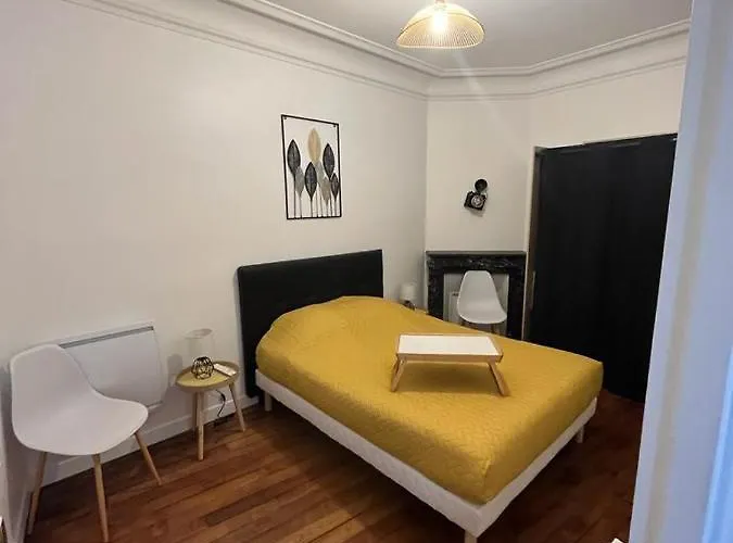 아파트 Un Authentique A Deux Pas De Paris . *